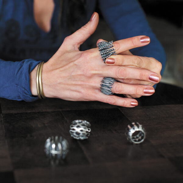 Silberringe der DARK STARS Kollektion angezogen
