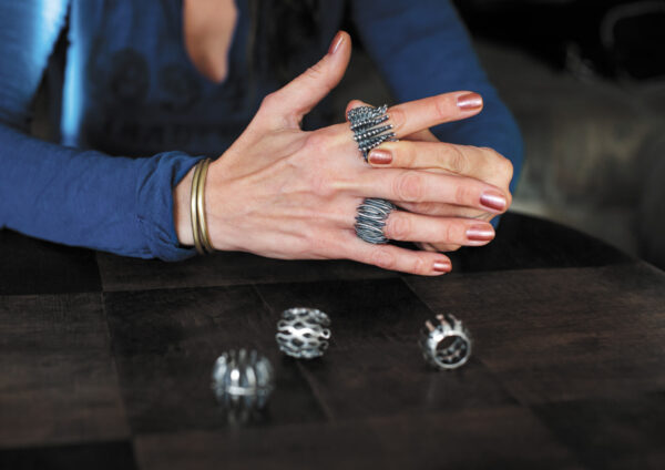 Silberringe der DARK STARS Kollektion angezogen