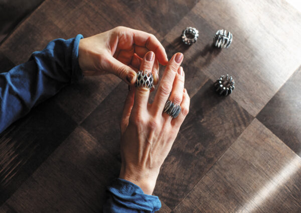 Silberringe der DARK STARS Kollektion angezogen