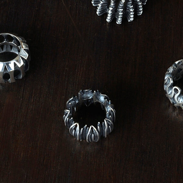 verschiedene Silberringe der DARK STARS Kollektion
