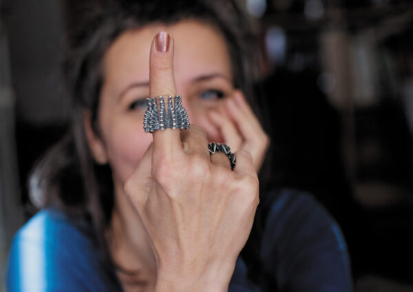 Silberringe der DARK STARS Kollektion an der Hand