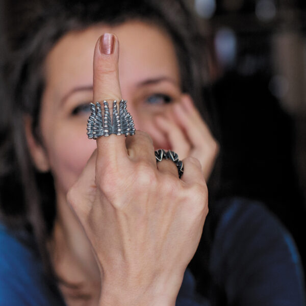 Silberringe der DARK STARS Kollektion an der Hand