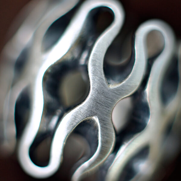 Vergrösserung des Silber Rings WAVE aus der DARK STARS Kollektion