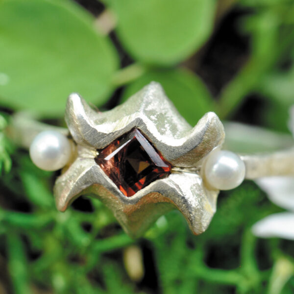 Silberring SLEEPING BEAUTY mit granat aus der FAIRY TALES Kollektion