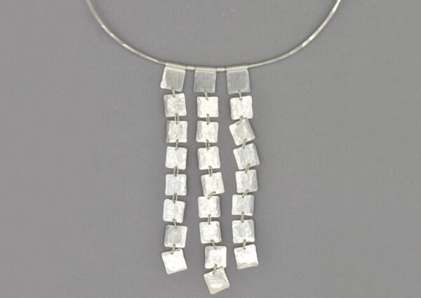 HÄMMERED - In Raw 3 - Halsreif in Silber mit Plättchen, im Shop