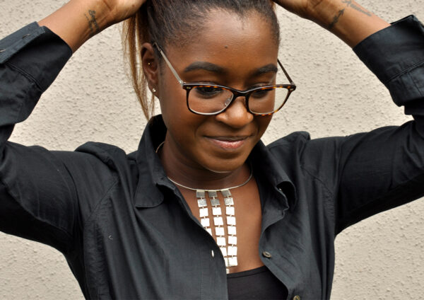 Halsreif, silber, aus der HÄMMERED Kollektion, angezogen