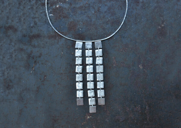 Silber 925 Halsreif mit 3-reihigen, geschmiedeten Plättchen aus der HÄMMERED Kollektion