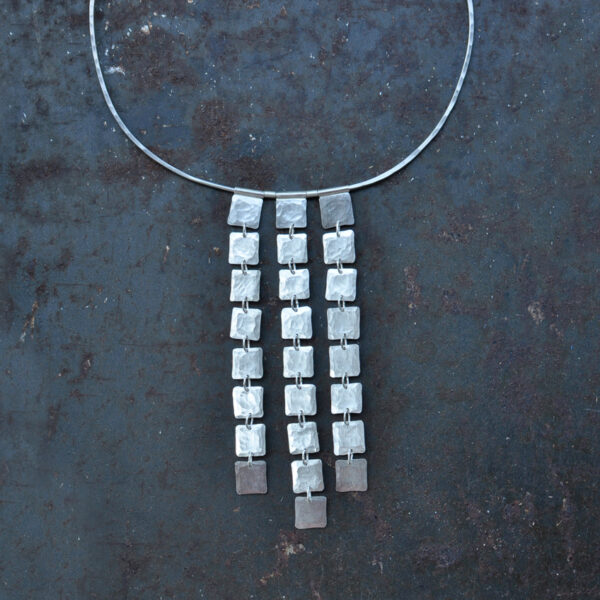 Silber 925 Halsreif mit 3-reihigen, geschmiedeten Plättchen aus der HÄMMERED Kollektion