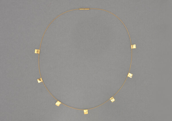 HÄMMERED - In Line F 7 - Collier mit Stahlseil und Silberplättchen, feingoldplattiert, im Shop