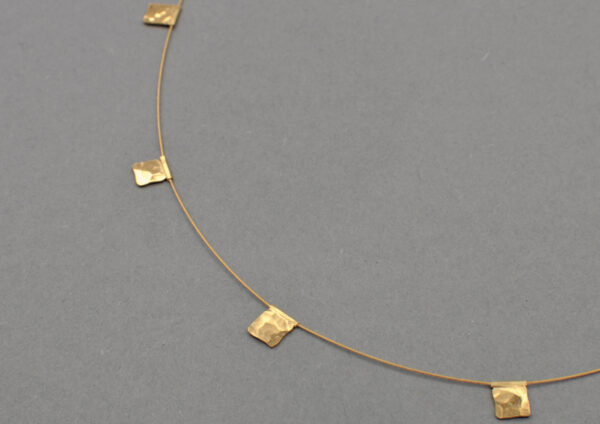 HÄMMERED - In Line F 7 - Collier mit Stahlseil und 7 Silberplättchen, feingoldplattiert, im Shop
