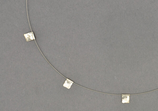 HÄMMERED - In Line 7 - Collier mit Stahlseil und 7 Silberplättchen, im Shop
