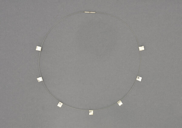 HÄMMERED - In Line 7 - Collier mit Stahlseil und 7 Silberplättchen, im Shop