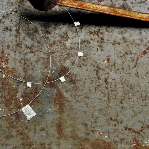 verschiedene Colliers der HÄMMERED Kollektion