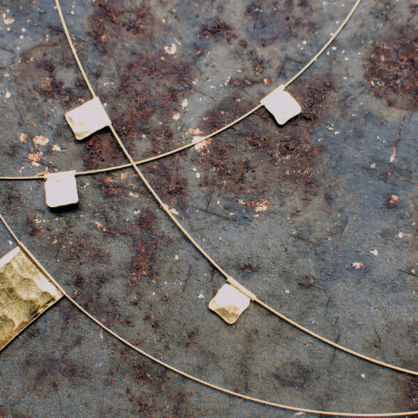 verschiedene Colliers der HÄMMERED Kollektion