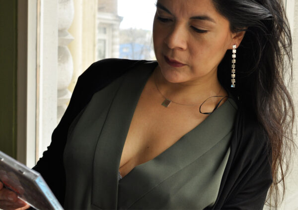 Collier und Ohrstecker aus der HÄMMERED Kollektion, angezogen