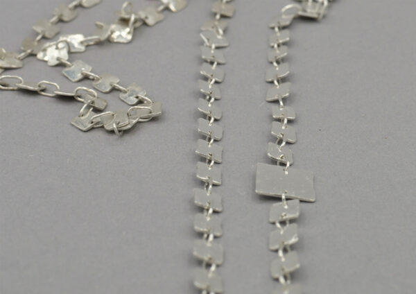 HÄMMERED - In Line 71 - lange Halskette in Silber aus Plättchen, im Shop