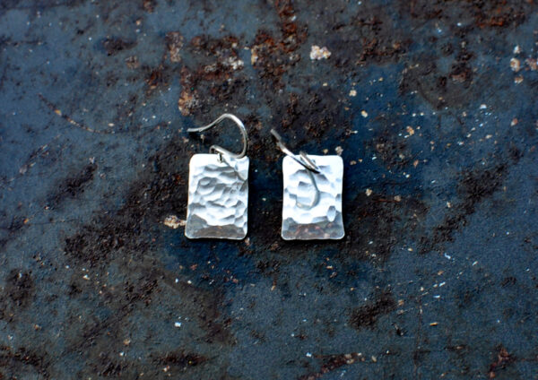 Silber 925 Ohrschmuck HANG ON 1 aus der HÄMMERED Kollektion