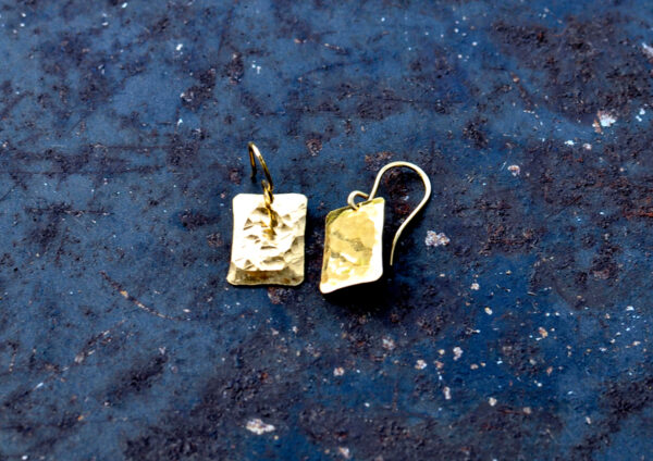 Silberner Ohrschmuck, feingoldplattiert, HANG ON F 1 aus der HÄMMERED Kollektion