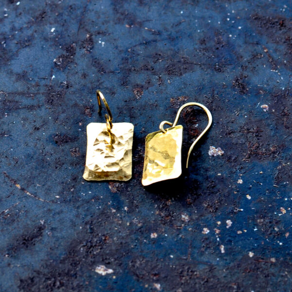 Silberner Ohrschmuck, feingoldplattiert, HANG ON F 1 aus der HÄMMERED Kollektion