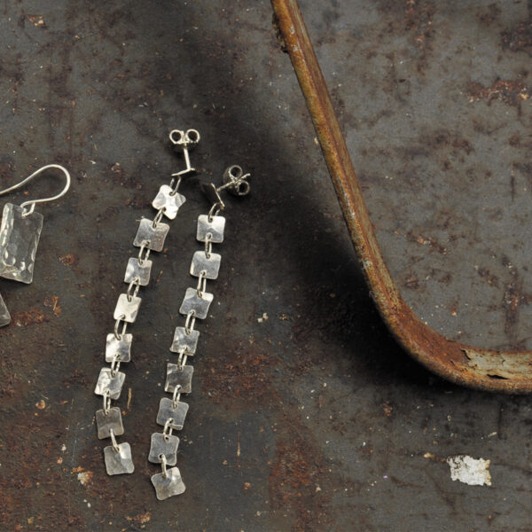 verschiedener Silber Ohrschmuck aus der HÄMMERED Kollektion