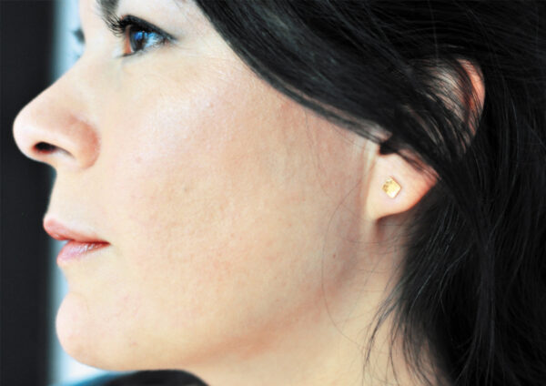 Ohrstecker Silber , vergoldet, aus der HÄMMERED Kollektion, angezogen