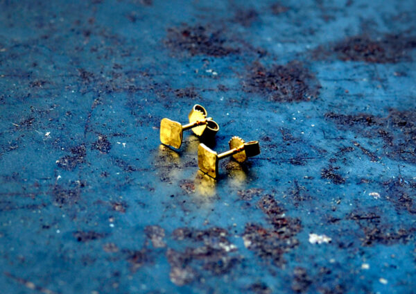 Silber 925 Ohrschmuck, feingoldplattiert, STUDS F 1 aus der HÄMMERED Kollektion