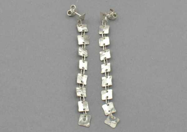 Lange silberne Ohrstecker aus der HÄMMERED Kollektion