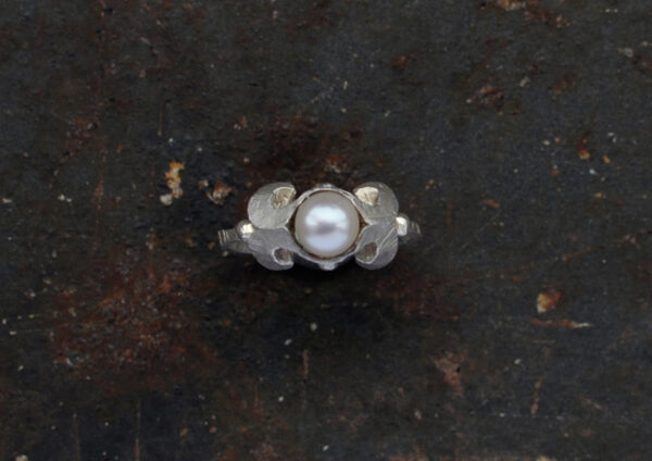 FAIRY TALES - Snow White - Silberring mit Akoyaperle, im Shop