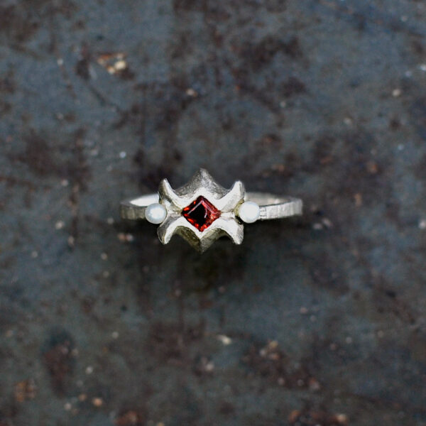 FAIRY TALES - Sleeping Beauty - Silberring mit Granat im Shop