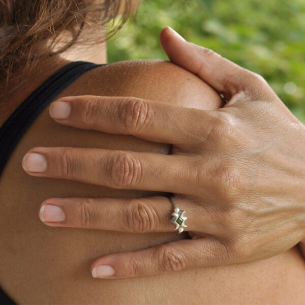 Silberring SLEEPING BEAUTY aus der FAIRY TALES Kollektion, angezogen