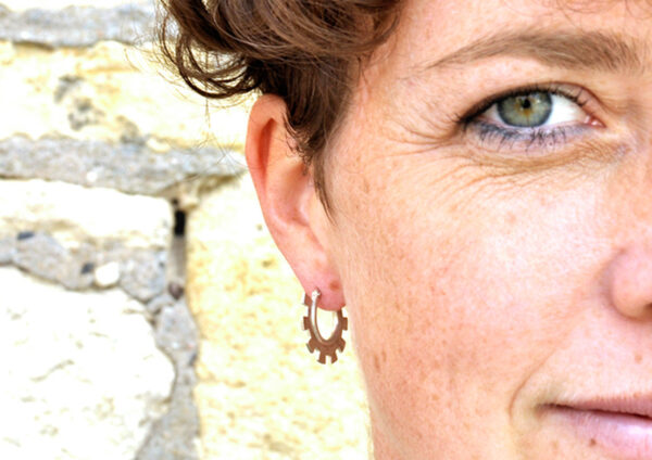 Ohrringe aus der OTHERS Kollektion, angezogen