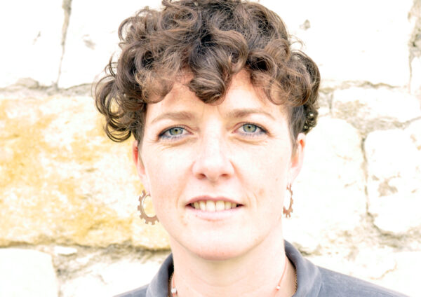 Ohrringe aus der OTHERS Kollektion, angezogen