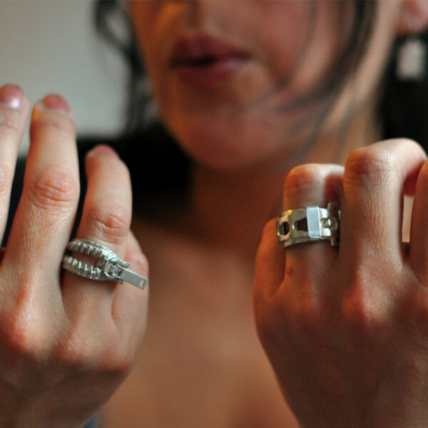 Silberringe aus der OTHERS Kollektion, angezogen
