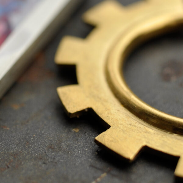 Vergrösserung des Ohrrings NAGUAL aus der OTHERS Kollektion