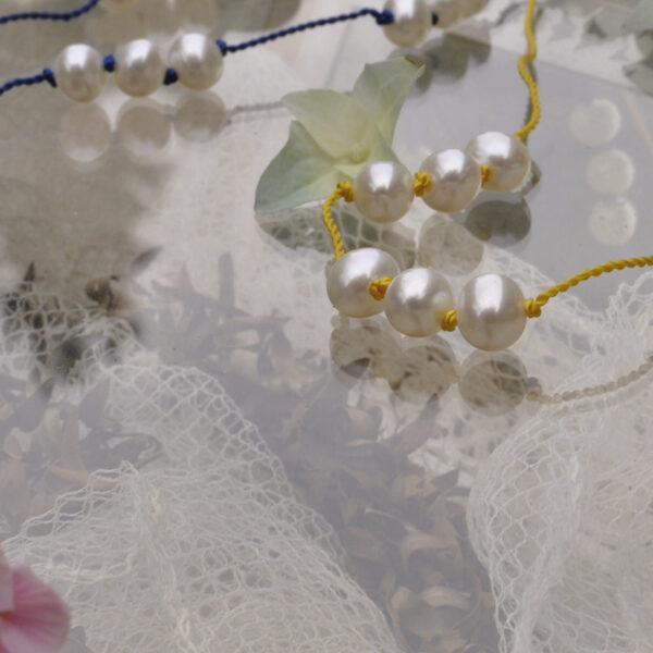 Perlenkette mit gelbem Band