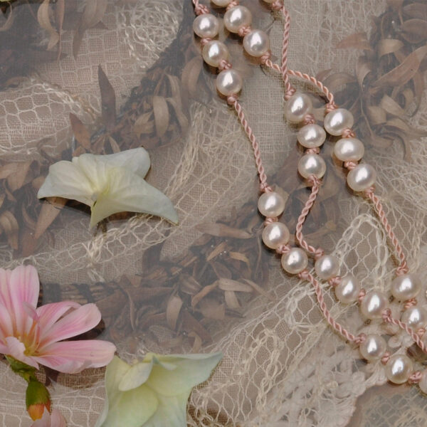 Perlenkette mit altrosa Band