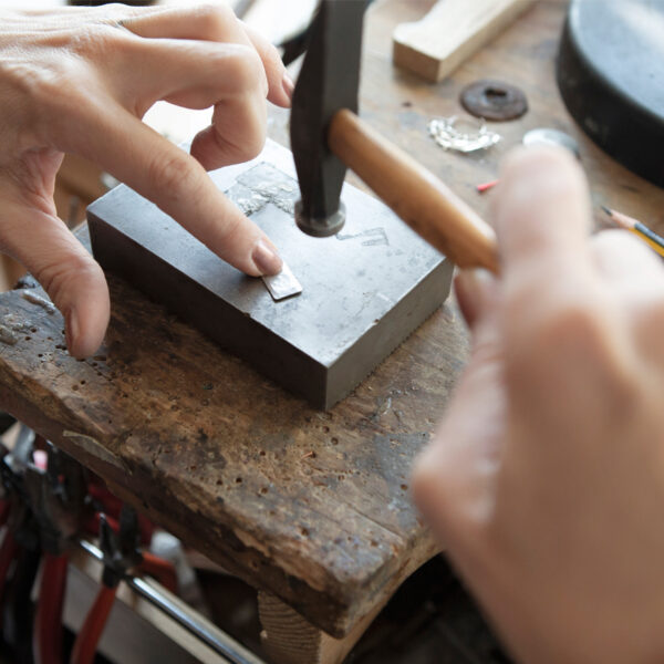 Silberplättchen schmieden